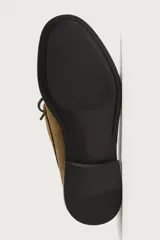 Mocasín de vestir para hombre confeccionado en piel con acabado en gamuza de color marrón, con punta redonda, suela oscura con ligero tacón y detalle de lazo en el empeine.