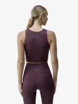 Top deportivo tipo crop top de sujeción media-alta, con cuello redondo y diseño de banda ancha en la parte inferior. Confeccionado en tejido técnico ligero y resistente, incluye copas extraíbles.