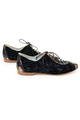Zapatos tipo blucher de terciopelo de seda con diseño rayado en negro y oro. Presentan una abertura central ajustable con cordones, ribetes en contraste y detalles en piel con acabado de pitón multicolor en la puntera y el talón. Cuentan con suela de cuero e interior forrado en piel.