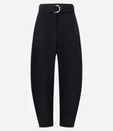 Pantalón de sastrería con modelado barrel, de corte amplio en las piernas y cintura estructurada. Confeccionado en tejido crepe, cuenta con cierre oculto y presillas para cinturón.
