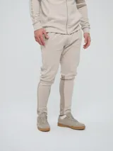 Pantalón jogger deportivo Umbro para hombre, de color negro, corte ajustado, con bolsillos laterales y cintura elástica con cordón ajustable.