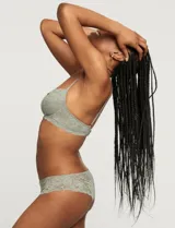 Conjunto de lencería verde salvia de encaje, compuesto por un corpiño triangular con breteles finos regulables y una bombacha tipo culotte con cintura elástica.