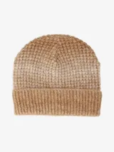 Gorro de lana tejido con diseño degradado en tonos de gris, desde oscuro a claro, ideal para el invierno.
