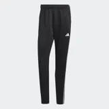 Pantalón de training Adidas color negro, corte clásico con perneras ajustadas en el puño. Presenta cintura elástica con cordón ajustable, bolsillos laterales con cremallera y tres franjas blancas verticales a lo largo de las costuras laterales.