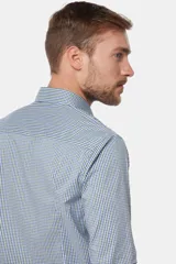 Camisa de manga larga con cuello abotonado y estampa a cuadros en tonos de azul y blanco. Presenta un bolsillo aplicado en el pecho con detalle de bordado y cierre frontal con botones.