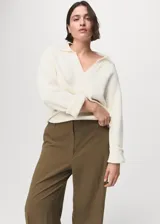Pantalón sastrero de tiro medio, color marrón, con diseño recto, bolsillos laterales y trabillas para cinturón. Cuenta con cierre oculto de botón, gancho y cremallera.