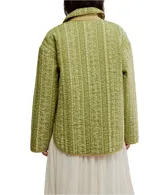 Chaqueta acolchada de algodón, color verde lima con estampado floral en rayas verticales en tono más claro. Presenta cuello clásico, cierre frontal de botones oscuros y un bolsillo de parche en el pecho con ribete en color beige.