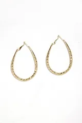 Par de caravanas doradas con forma de lágrima y textura trenzada.