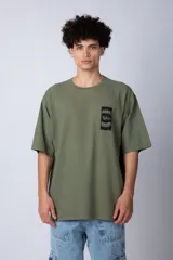 Remera de corte oversize color verde oliva, con cuello redondo y estampa gráfica rectangular en el pecho con el logo VCP.