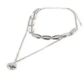 Collar doble plateado con cadena de eslabones y dije de conchas marinas.