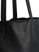 Cartera shopper de cuero negro, con formato amplio y terminaciones al corte. Presenta un bolsillo interior con cierre.