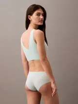Bralette Calvin Klein color celeste, de microfibra sin costuras, con copas sin relleno y tirantes no ajustables.