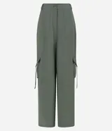 Pantalón cargo de viscosa color verde militar, de corte sastrero y pierna ancha. Tiene bolsillos laterales con ajustadores y cierre frontal con botón y cremallera.
