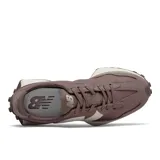 Championes New Balance modelo WS327FA, color gris oscuro con detalles en beige y suela de goma con tacos.