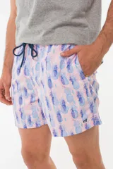 Short de baño azul con estampado de flamencos.