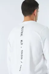 Remera verde militar de manga larga, cuello redondo y corte recto. Estampa pequeña en el pecho con texto en negro.