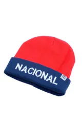 Gorro de lana Umbro del Club Nacional de Football, color rojo con vuelta en azul marino y texto "NACIONAL" bordado en blanco. Incluye etiqueta con logo de Umbro.