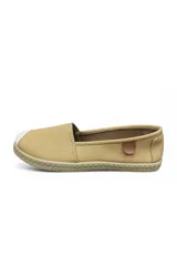 Panchas modelo FE110 de color camel, con puntera tejida texturizada y suela de yute trenzado.