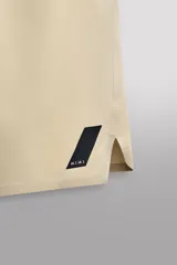 Pantalón corto deportivo color marrón oliva, confeccionado en tejido técnico ligero y elástico, con forro interior. Presenta cintura elástica ajustable con cordón, bolsillos frontales, bolsillo de seguridad trasero con cierre y aberturas laterales en el bajo.