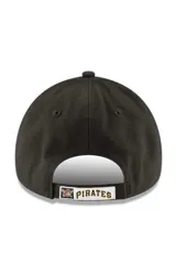 Gorra New Era modelo 9FORTY de los Pittsburgh Pirates, color negro con la letra "P" bordada en amarillo en el frente y el logo de la marca en el lateral. Cuenta con visera curva y diseño ajustable.