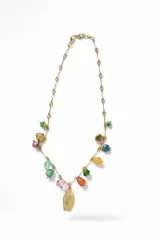 Collar de cadena dorada con dijes de piedras naturales multicolores y un dije central de la Virgen María.
