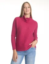 Buzo de tejido acanalado color blanco, con cuello alto y diseño de patrón en V en el frente. Presenta un corte holgado con mangas integradas sin costura de sisa.