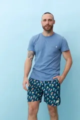 Bermuda de baño azul marino con estampado de medusas de colores.