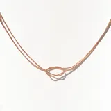 Collar de acero color oro rosa con cadena doble y dije de nudo marinero.