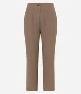 Pantalón zanahoria de sastrería color blanco, con cintura alta, trabillas y botón contrastante.