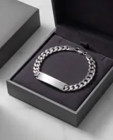 Pulsera de eslabones tipo grumet en plata 925, con chapa central lisa apta para grabado y cierre de mosquetón.