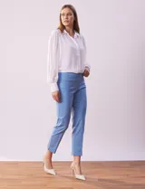 Pantalón recto color verde esmeralda de gabardina elastizada, marca Zac & Rachel. Pretina ancha con faja interna modeladora. Delantera con bolsillos simulados. Trasera con bolsillos ojal.