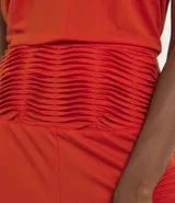 Pantalón jogger color naranja, con cintura alta elástica y terminación ajustada con elástico en los tobillos.