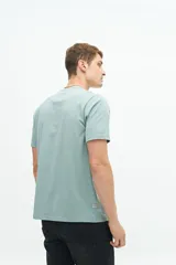 Remera azul con estampa de un dibujo arquitectónico de la ciudad de Budapest y la marca Brookshield.