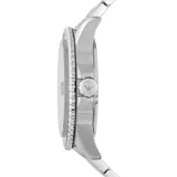 Reloj de pulsera Emporio Armani con caja de 42 mm y malla de acero inoxidable plateado. Presenta una esfera verde con acabado sunray, manecillas e índices luminiscentes, ventana de fecha a las 3 y bisel giratorio bicolor.