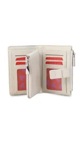 Billetera mediana de diseño compacto en color rosado, con cierre mediante presilla y compartimento adicional con cierre metálico. Presenta el logo de la marca grabado en el frente.