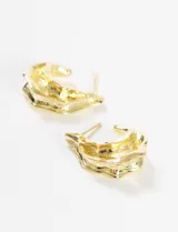 Aros plateados con forma de C y textura irregular.