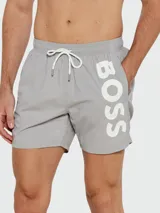 Short de baño gris con logo BOSS en blanco en la pierna derecha.