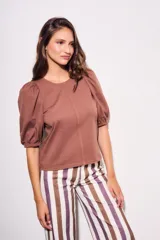 Remera color ladrillo de algodón peinado, de corte ajustado, con cuello redondo y mangas globo 3/4.