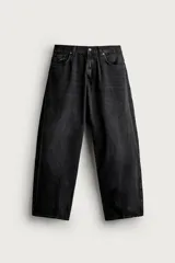 Jeans balloon fit de corte relajado y tiro medio, confeccionados en denim de algodón con efecto lavado y diseño clásico de cinco bolsillos.