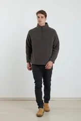 Sweater azul de polar con cuello alto y cierre parcial con cremallera.