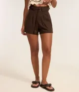 Short de tiro alto confeccionado en mezcla de viscosa y lino, con corte holgado. Presenta cintura elástica, trabillas y un cinturón incorporado con hebilla metálica doble. Incluye bolsillos laterales.