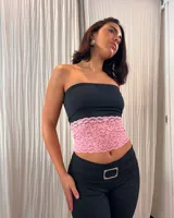 Top negro strapless de lycra de algodón con puntilla rosa en el abdomen.