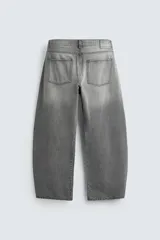Jeans de hombre, corte balloon fit, tiro medio, confeccionados en denim rígido de algodón. Presentan un efecto lavado con un marcado degradado vertical, cinco bolsillos y cierre frontal con cremallera y botón.