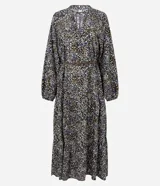 Vestido midi de corte fluido con estampado floral, escote en V con cordones ajustables, mangas largas abullonadas y falda con volados en el ruedo.