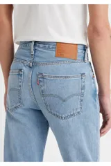 Jeans Levi's modelo 501 Original Button Fly, corte regular de tiro medio con cierre de botones, en color celeste claro con efecto desteñido.