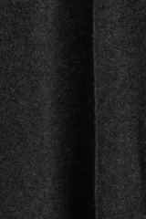 Vestido midi de punto con jaretas verticales en el frente y la espalda. Presenta escote redondo, mangas japonesas y una falda con leve vuelo.