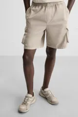 Zapatilla deportiva tipo running de color negro, perteneciente a la colección especial Origins. Presenta una parte superior confeccionada en una combinación de cuero con acabado de gamuza y tejido transpirable. Cuenta con una suela de volumen con diseño irregular y cierre mediante cordones.