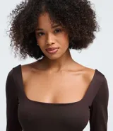 Body de manga larga Blue Steel confeccionado en microfibra de poliamida y elastano. Presenta un diseño ajustado al cuerpo con escote cuadrado y cierre inferior mediante botones de presión.