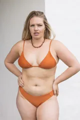 Conjunto de bikini color naranja con corpiño triangular de tirantes finos y bombacha clásica.