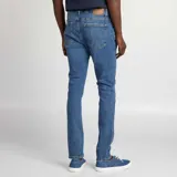 Pantalón de jean skinny azul con lavado claro.